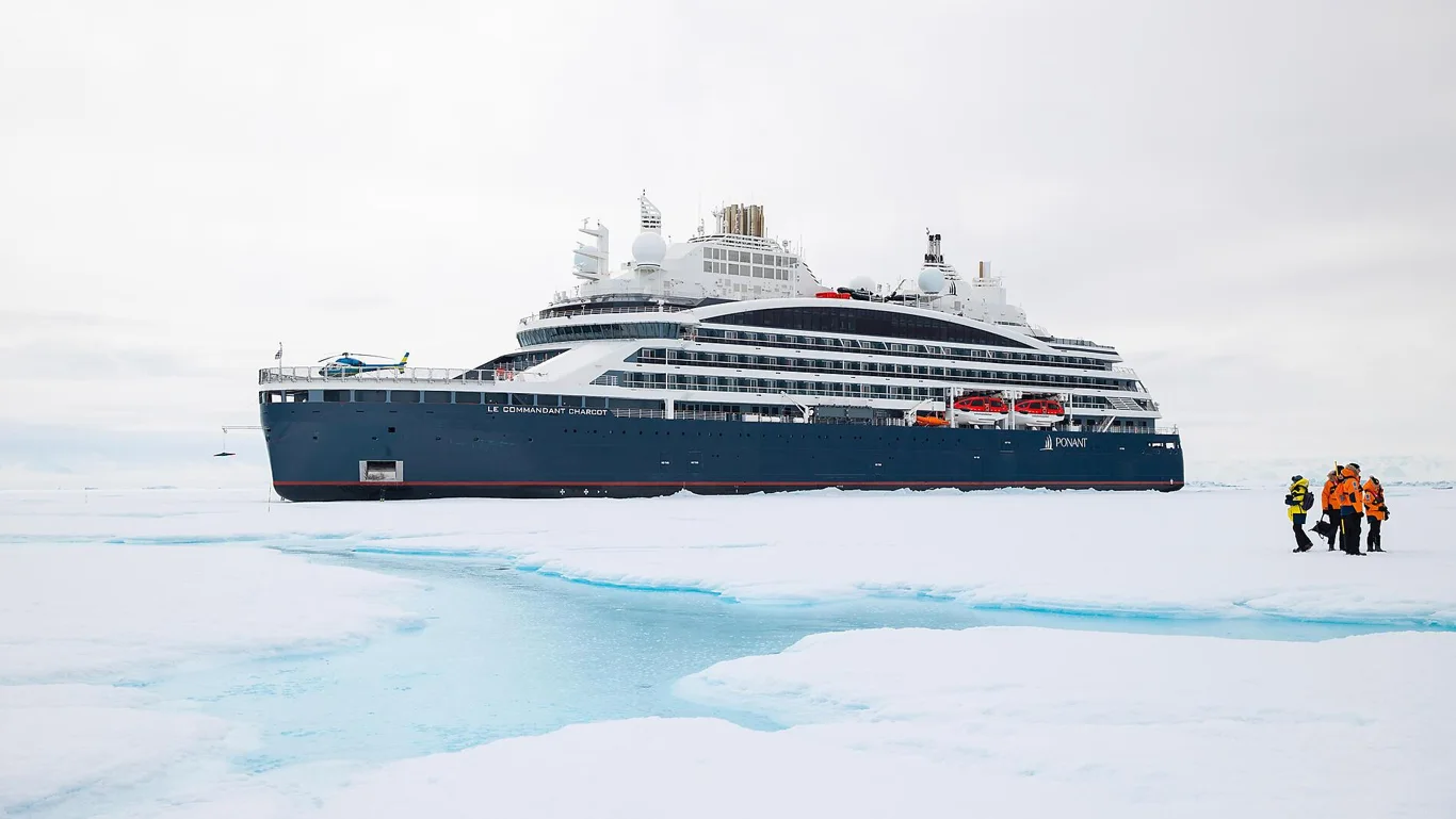 Le Commandant Charcot de Ponant dans les glaces, avec des voyageurs sur la banquise