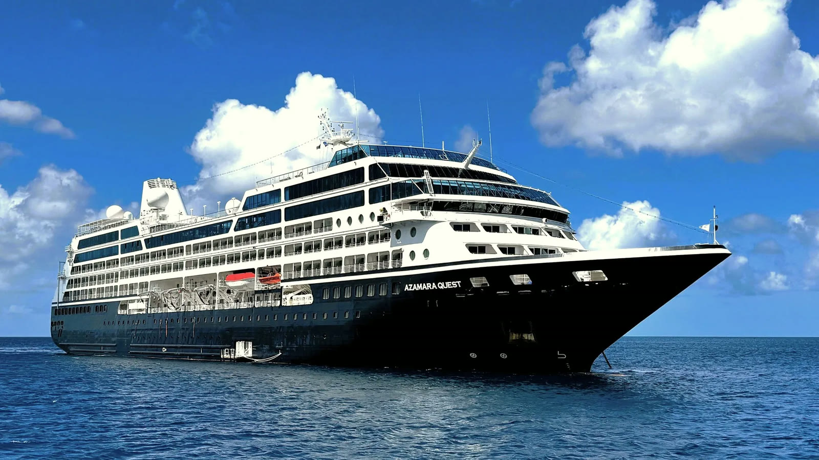 L'Azamara Quest en mer, vu de trois quarts avant