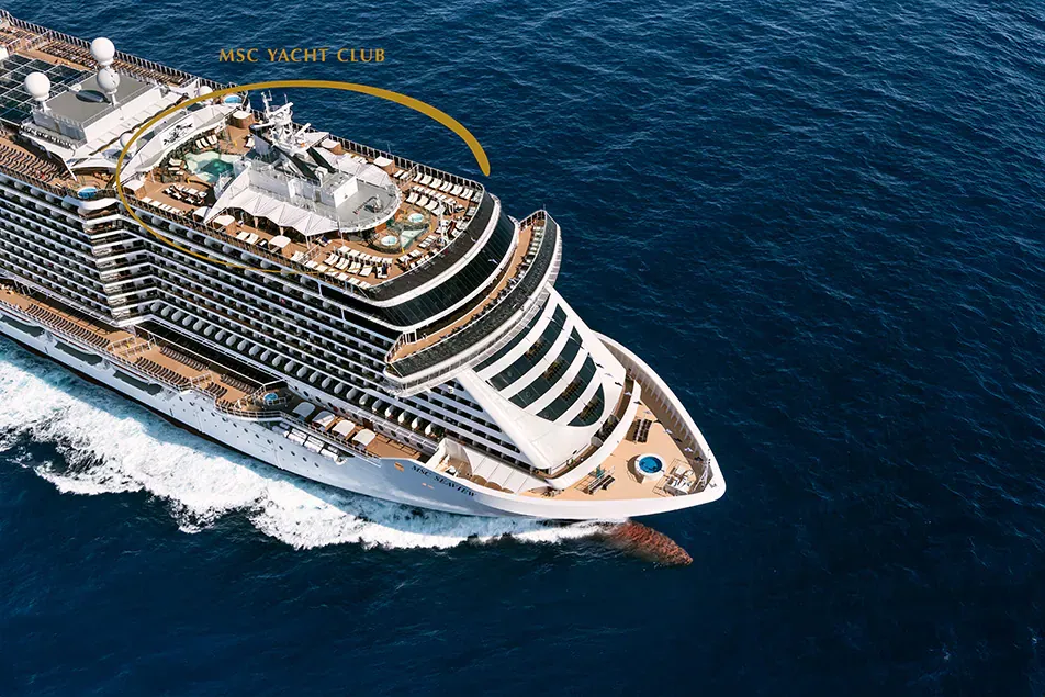 Vue aérienne d'un navire MSC Croisières avec la zone MSC Yacht Club entourée en or