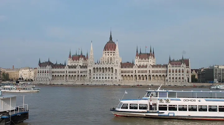 Le Parlement de Budapest au bord du Danube