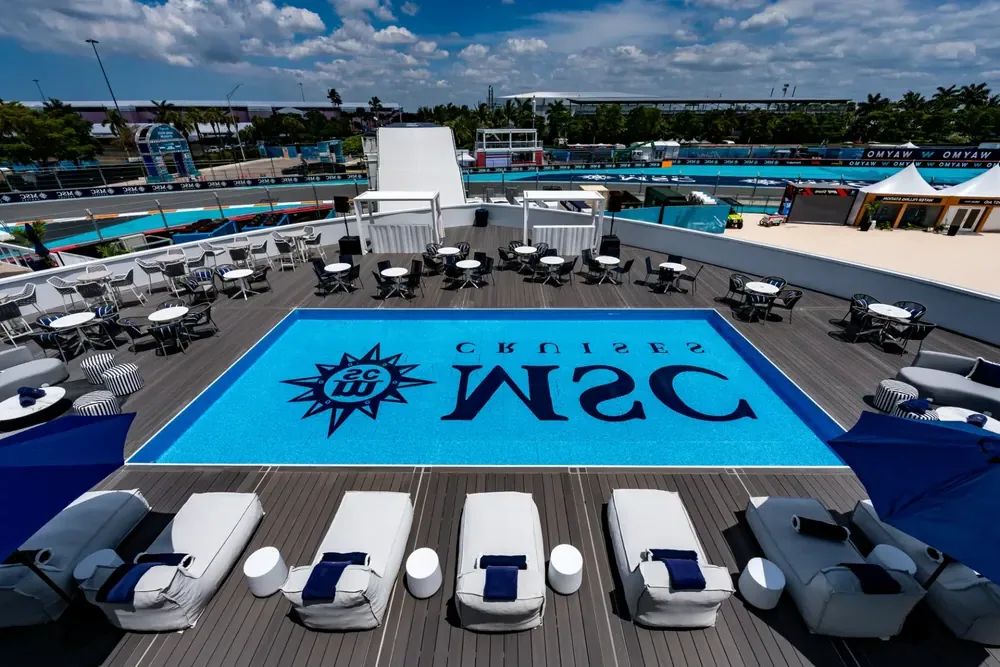 Piscine et transats d'un espace d'hospitalité MSC Croisières au Grand Prix de Formule 1 de Miami