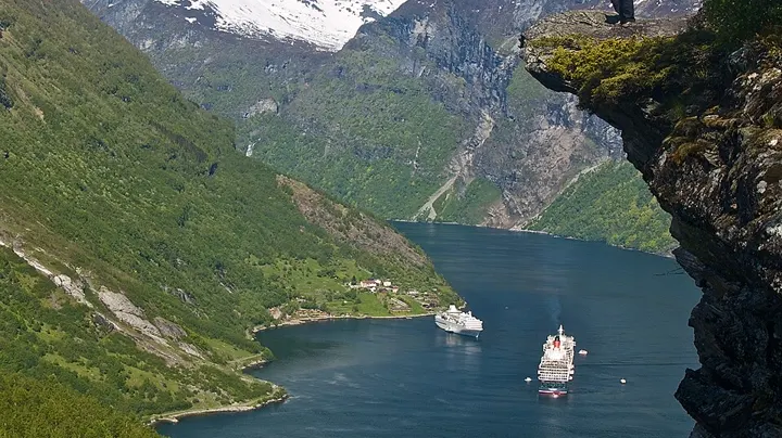 Navires dans le Geirangerfjord en Norvège