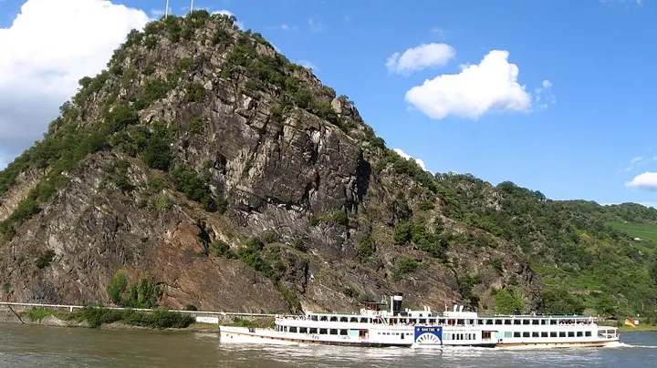 Bateau sur le Rhin au pied du rocher de la Lorelei